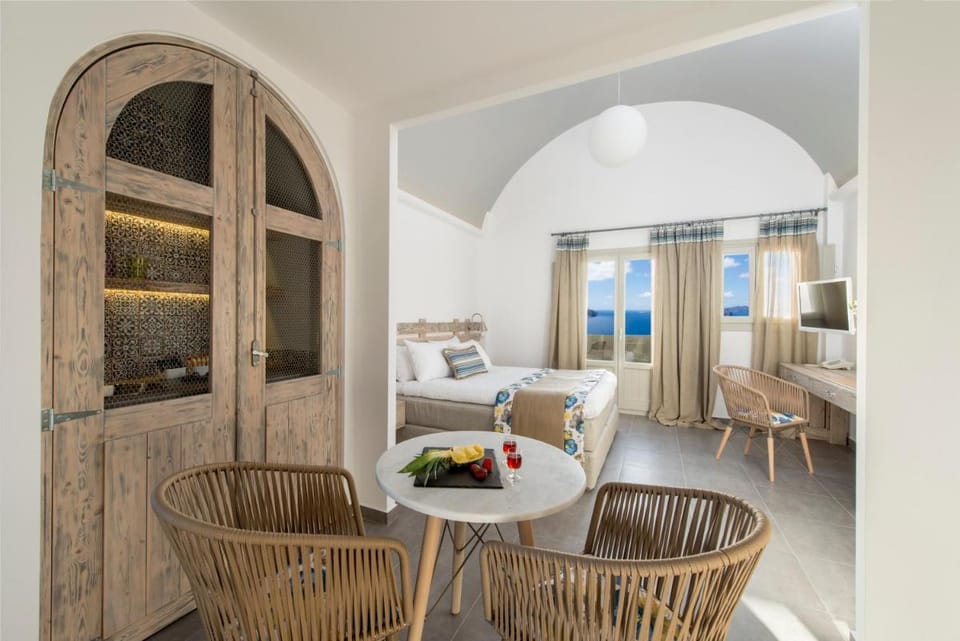 Caldera's Dolphin Suites Apartment hotel in Megalochori
