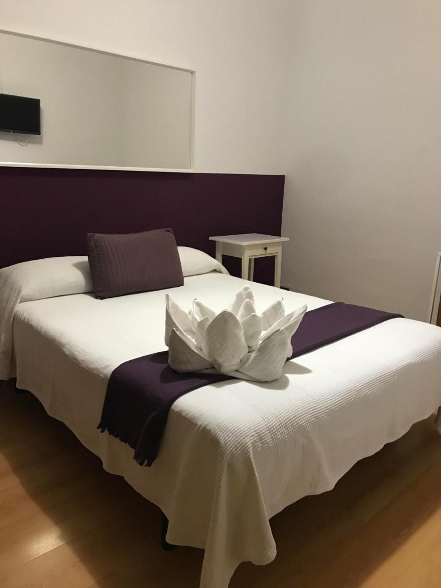 Hostal Muntaner Bed and Breakfast in Barcelona