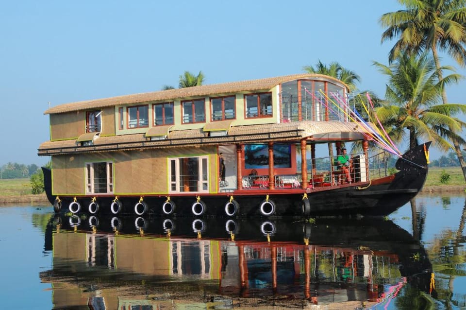 Sreekrishna Houseboat C/o Sreekrishna ayurveda Panchakarma Centre                                Docked boat in Alappuzha
