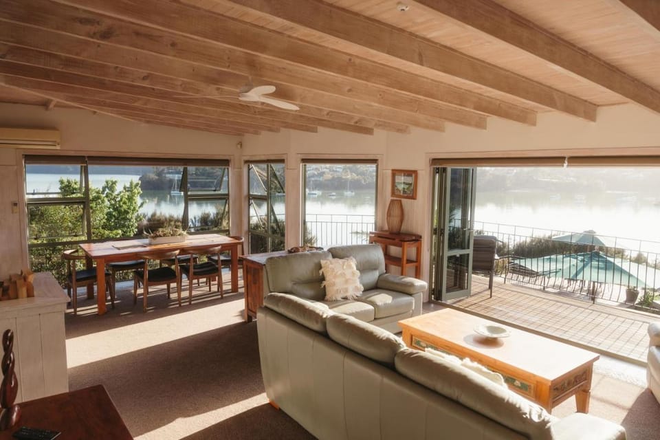 Cliff Edge by the Sea Lodge in Northland