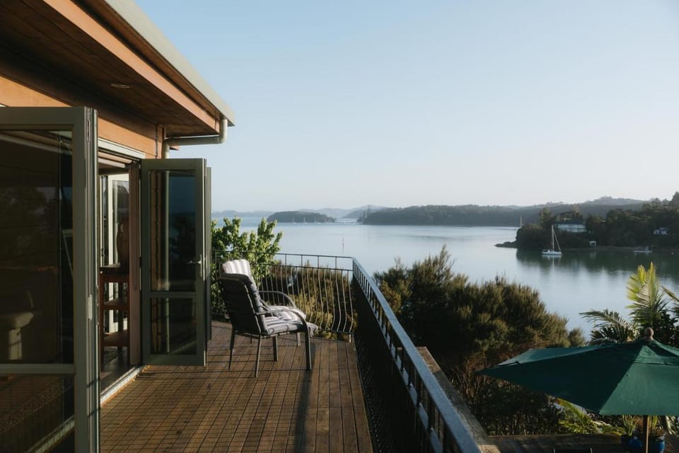 Cliff Edge by the Sea Lodge in Northland