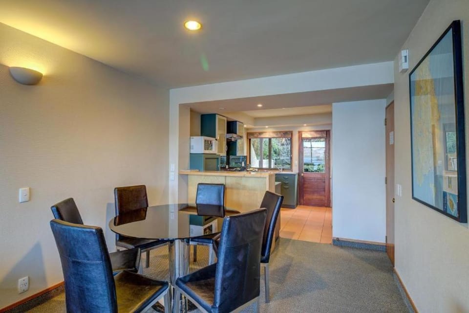 Lakefront Apartments,18 LAKE ESPLANADE ROAD Apartment hotel in Queenstown