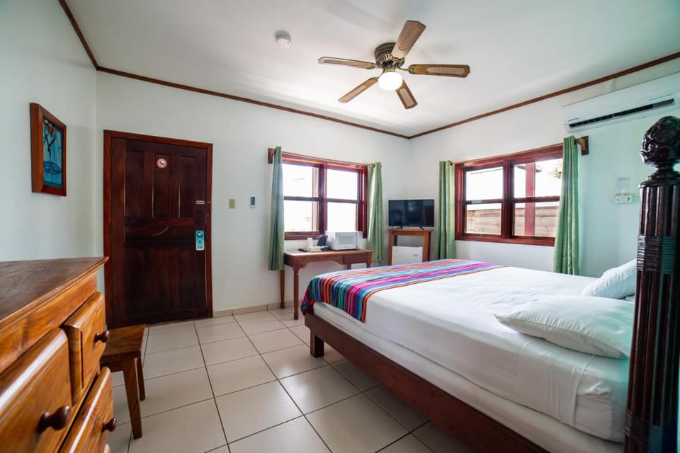 Splash Inn Dive Resort & Villas Hotel in West End