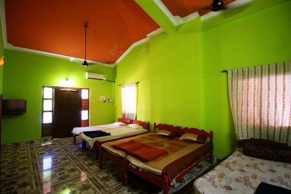 Shalom Guest House Bed and Breakfast in Candolim