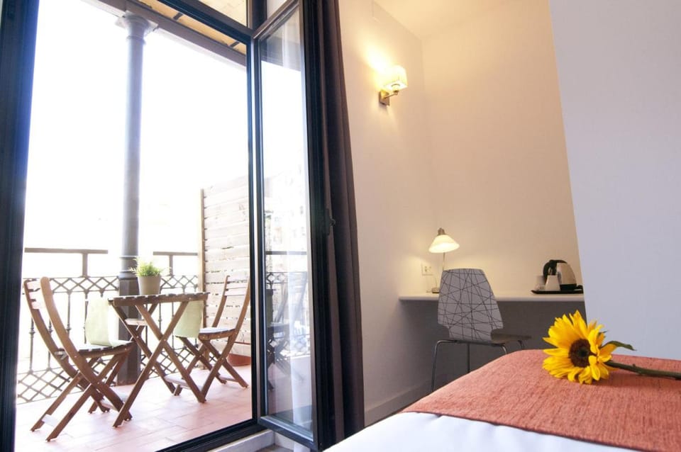 Hostal Live Barcelona Bed and Breakfast in Barcelona