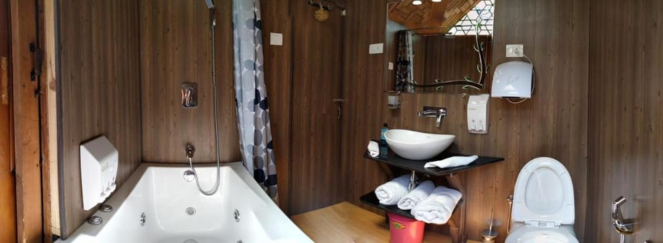 New Jacquline Heritage Houseboats Hotel in India