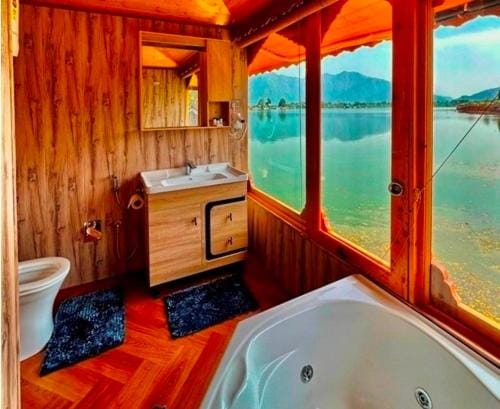 New Jacquline Heritage Houseboats Hotel in India