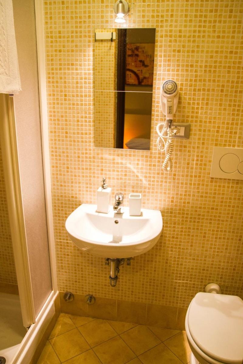 Mosaic Central Guest House Bed and Breakfast in Rome