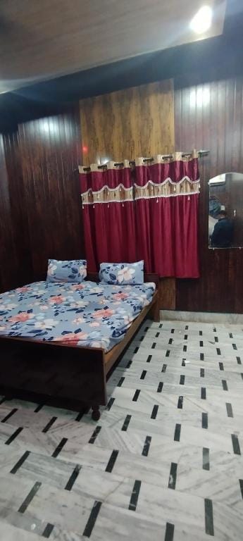 Elvis Guest House Hotel in Varanasi