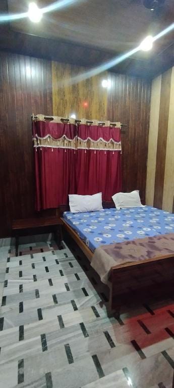 Elvis Guest House Hotel in Varanasi