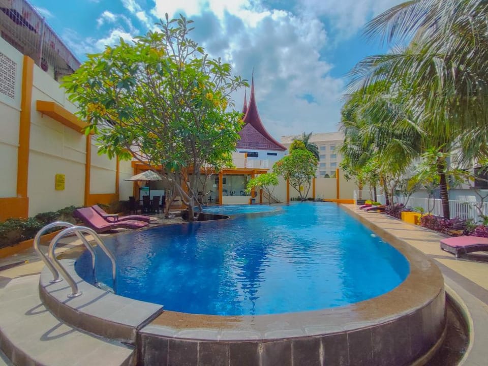 Truntum Padang Hotel in Padang