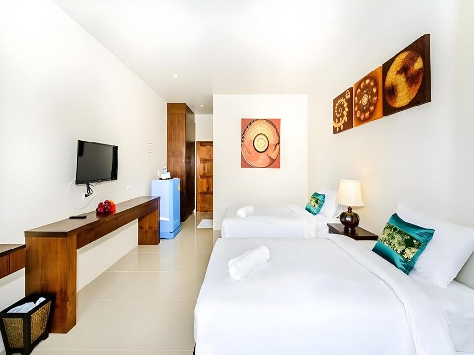 Baanphuchalong Place Hotel in Chalong