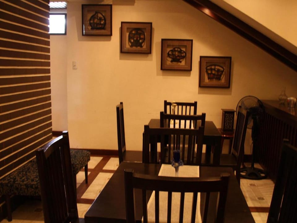 Twin Pines Suites Hotel in Tagaytay