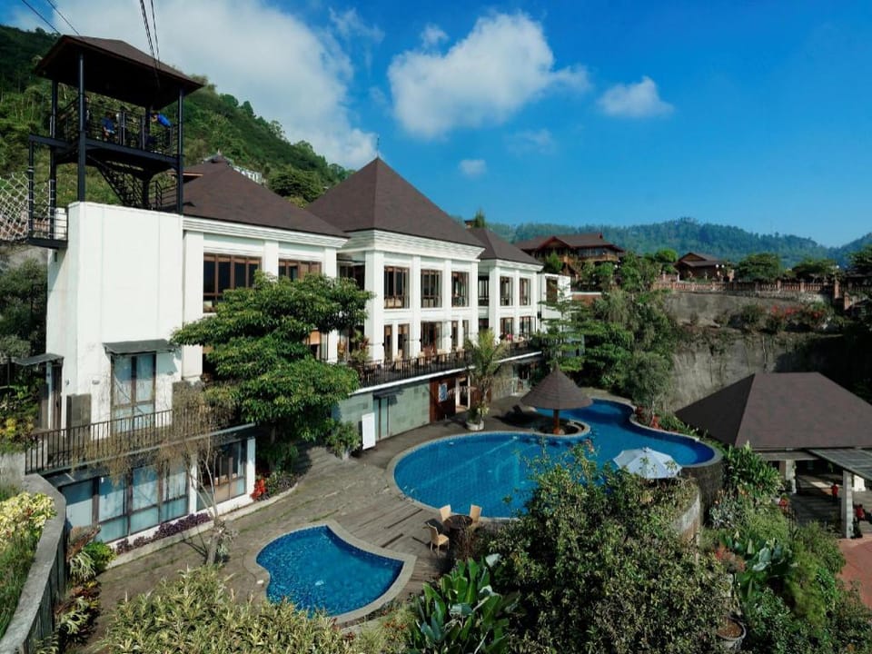 Jambuluwuk Convention Hall & Resort Batu Resort in Batu
