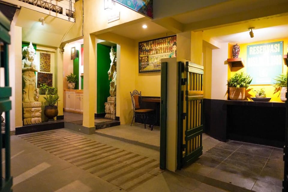 Dhanesvara Holistic Unique Homestay Hotel in Surabaya