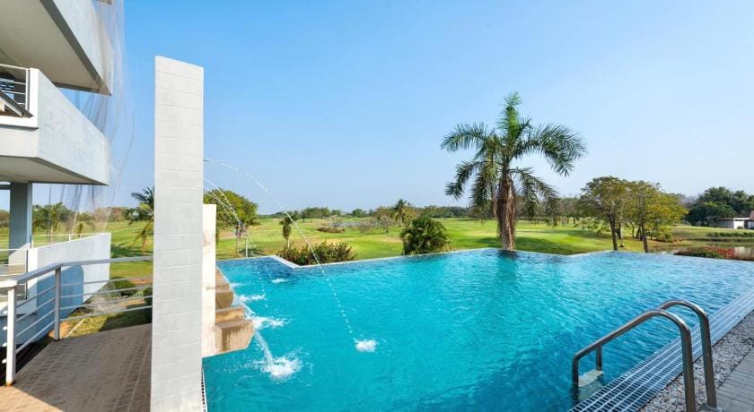 Uniland Golf & Resort Hotel in Thailand