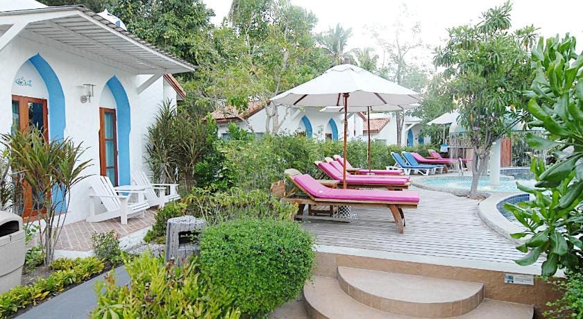 Baan Montra Beach Resort - Bankrut Resort in Prachuap Khiri Khan, Thailand