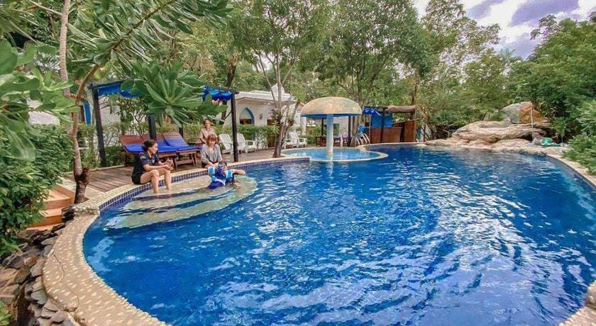 Baan Montra Beach Resort - Bankrut Resort in Prachuap Khiri Khan, Thailand