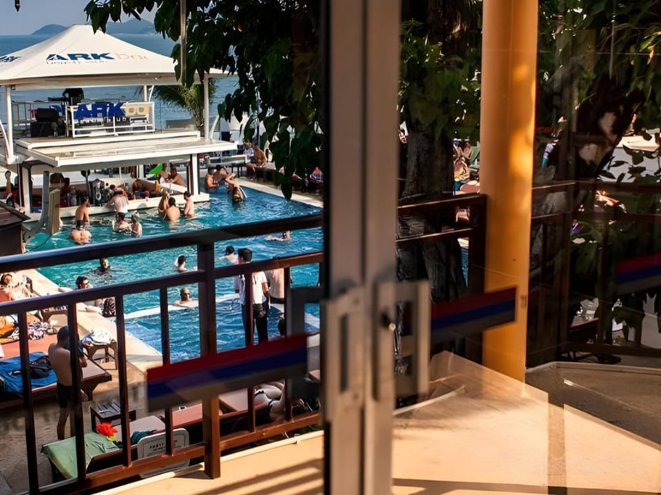 Ark Bar Beach Resort Hotel in Ko Samui