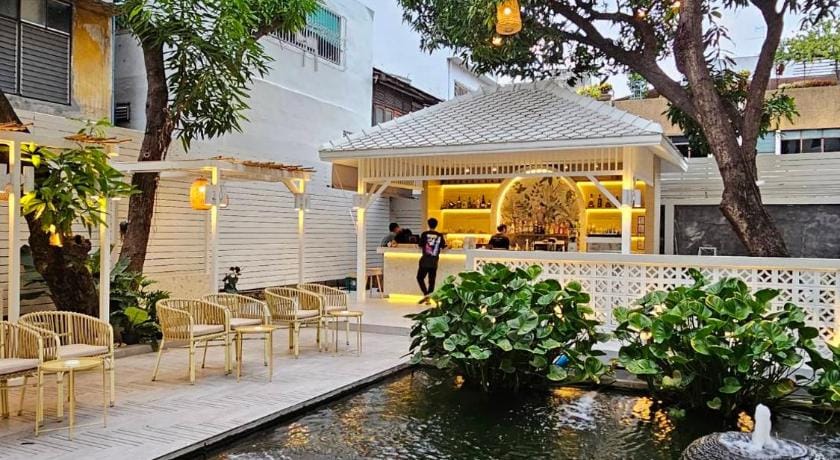 Feung Nakorn Balcony Hotel in Bangkok
