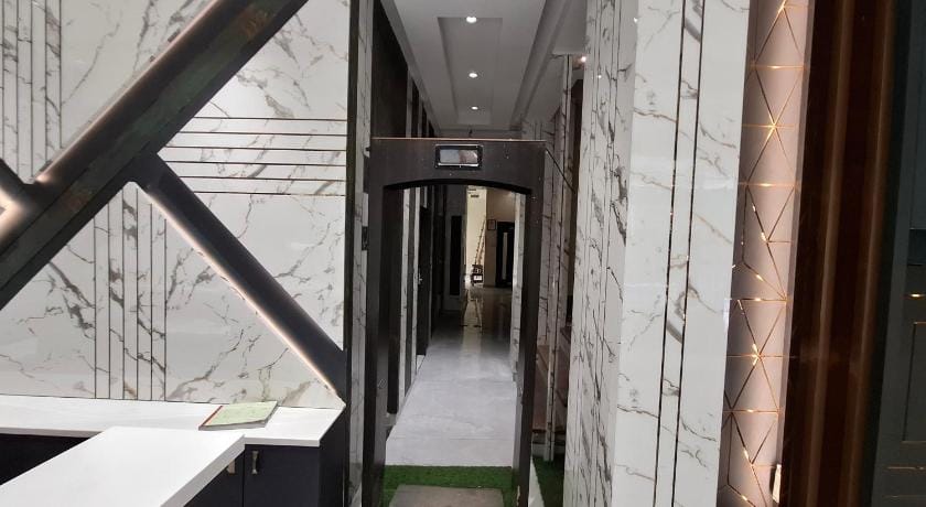 Hotel Golden Wings Bed and Breakfast in New Delhi