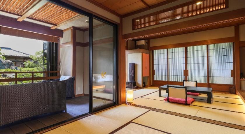 Beautiful Jananese Garden Kagetsu Ryokan in Nagano Prefecture