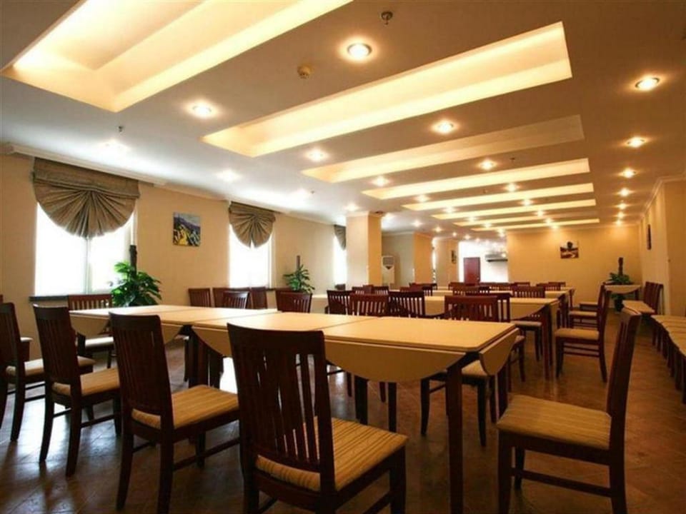 Greentree Suites Hongqiao Airport Branch Hotel in Shanghai