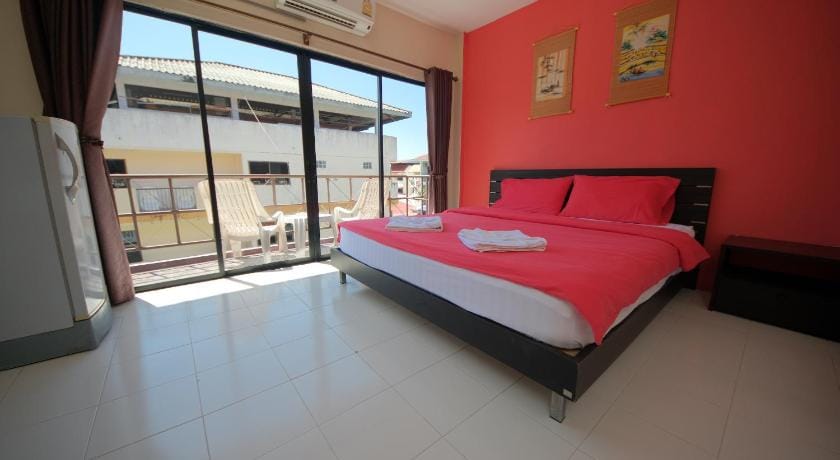 Pineapple Guesthouse Bed and Breakfast in Phuket