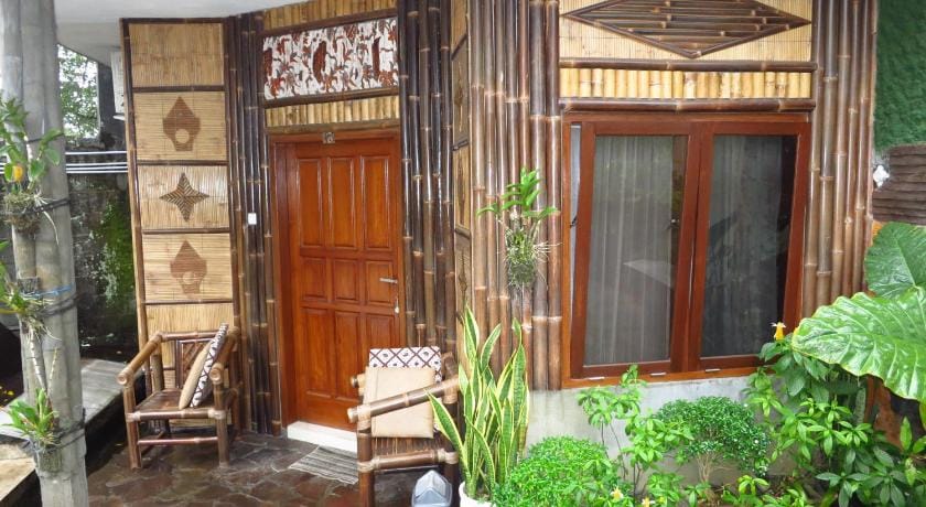 Enny's Guest House Bed and Breakfast in East Java