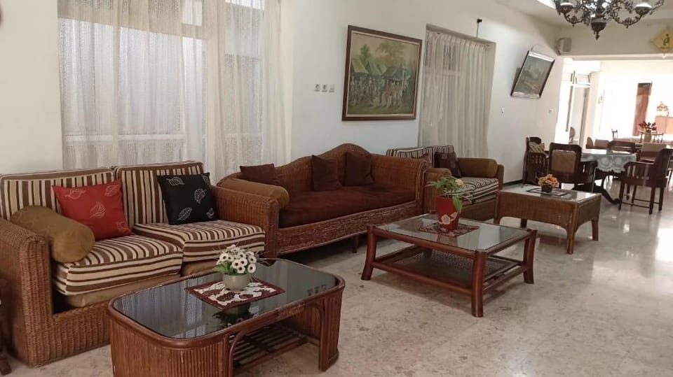 Enny's Guest House Bed and Breakfast in East Java