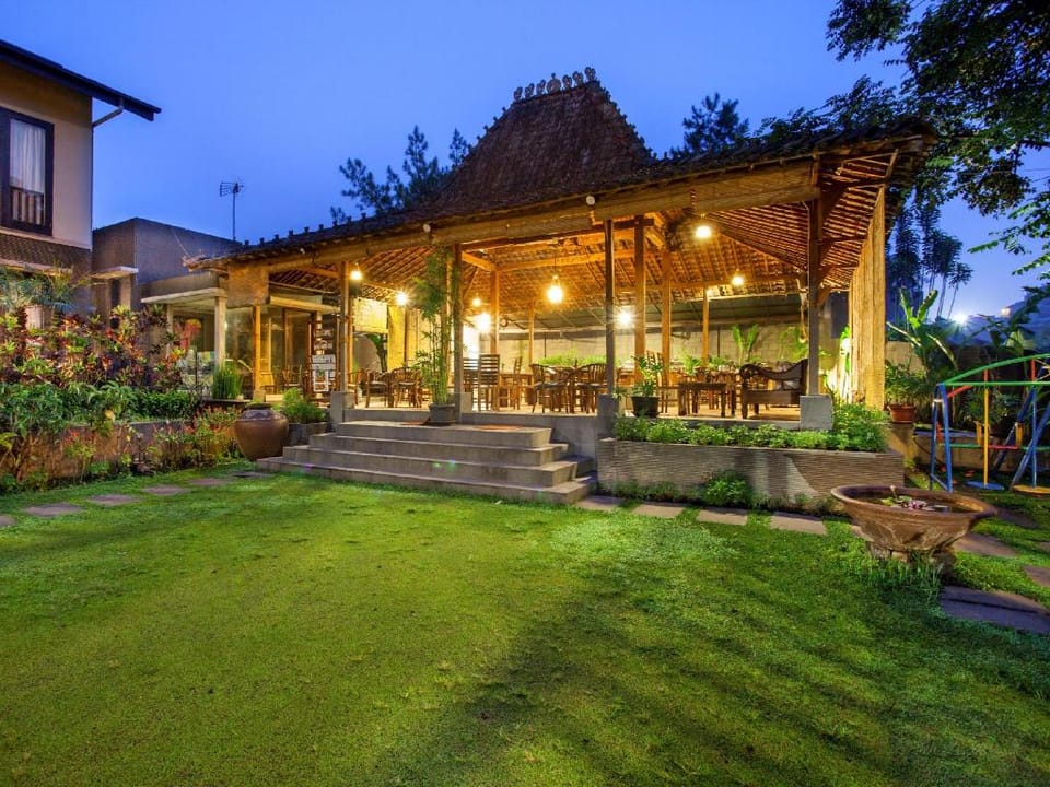 Summer Hill Private Villas & Family Hotel Hotel in Parongpong
