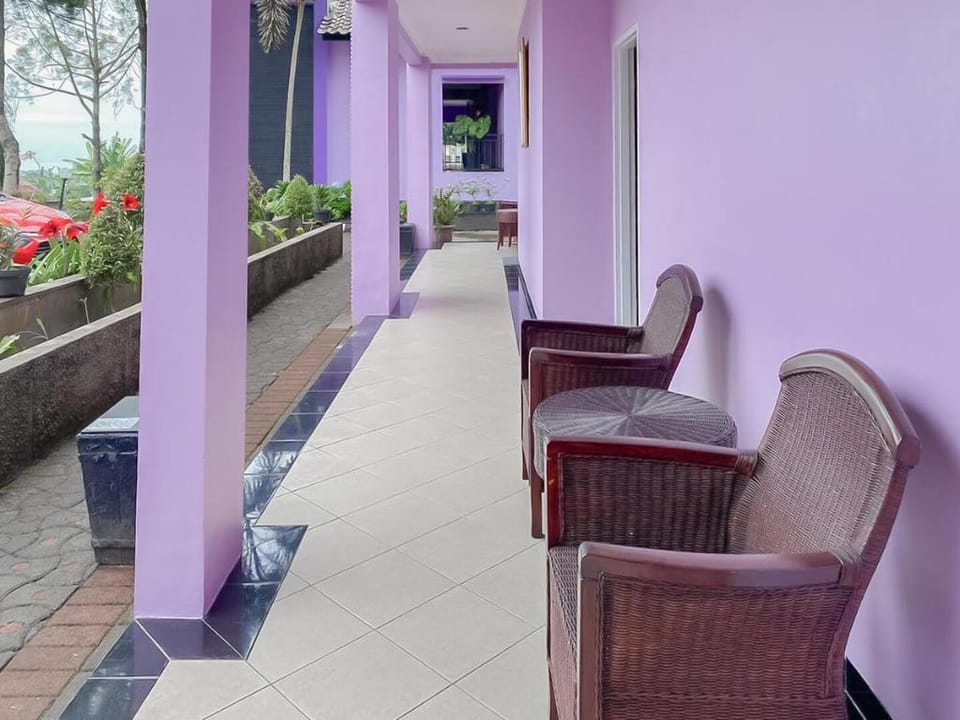 RedDoorz Plus near Istana Cipanas Cianjur Hotel in West Java