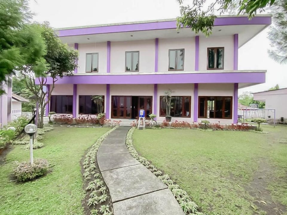 RedDoorz Plus near Istana Cipanas Cianjur Hotel in West Java