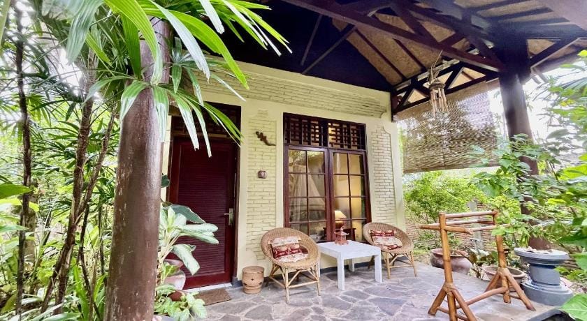 Raja's Bungalow Hotel in Batu Layar
