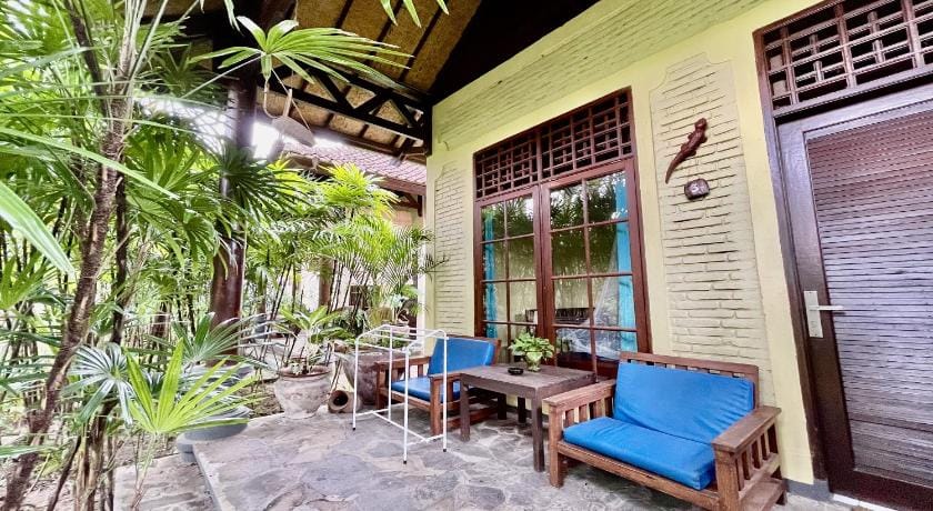 Raja's Bungalow Hotel in Batu Layar