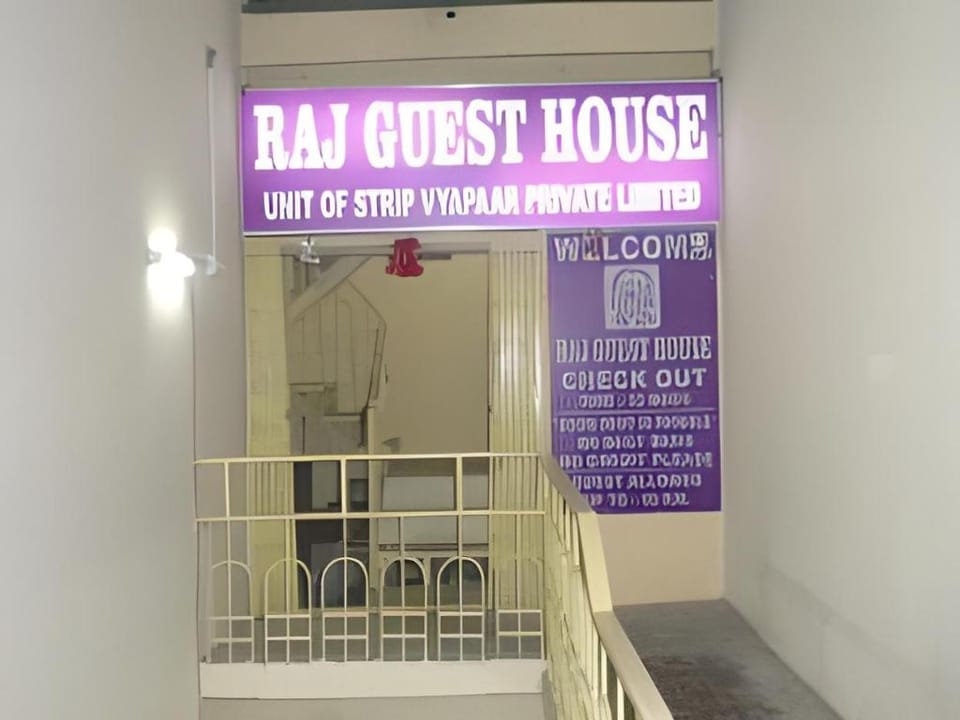 Raj Guest House Hotel in Kolkata
