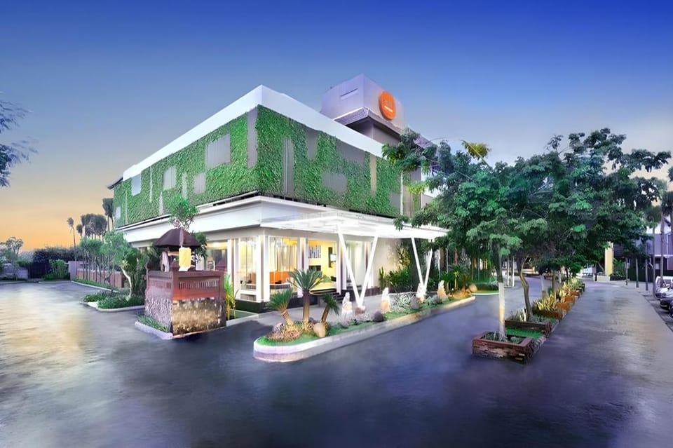 Harris Hotel & Residences Sunset Road Hotel in Kuta