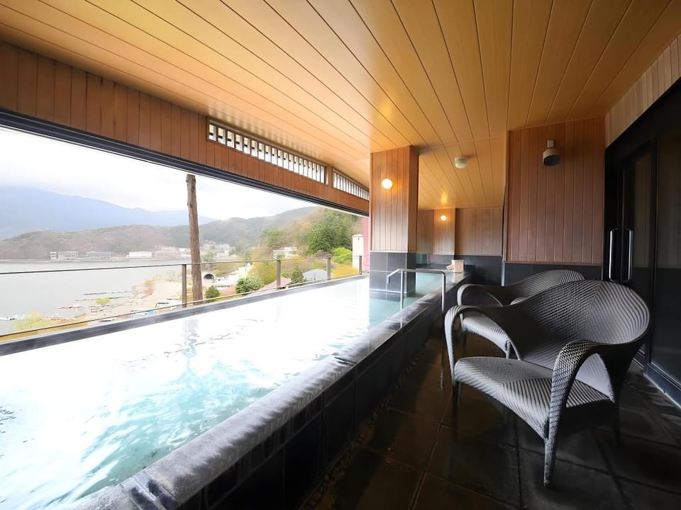 Fuji Kawaguchiko Onsen Rakuyu Ryokan in Shizuoka Prefecture