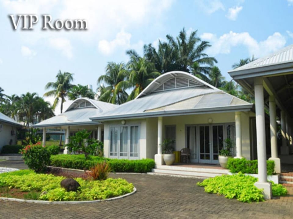 Bungalow Modern Golf & Country Club Hotel in West Java
