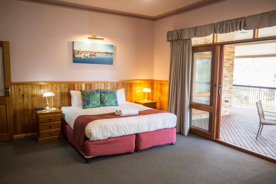 Robyn's Nest Lakeside Resort Bed and Breakfast in Merimbula