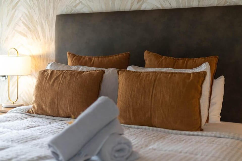 Lake Weyba Cottages Noosa Bed and Breakfast in Peregian Beach