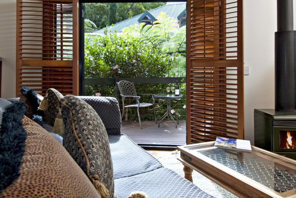 Escarpment Retreat & Day Spa for Couples Bed and Breakfast in Tamborine Mountain