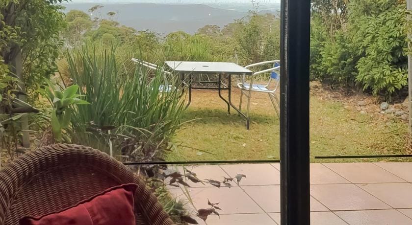 Mountain Edge Studios Hotel in Tamborine Mountain