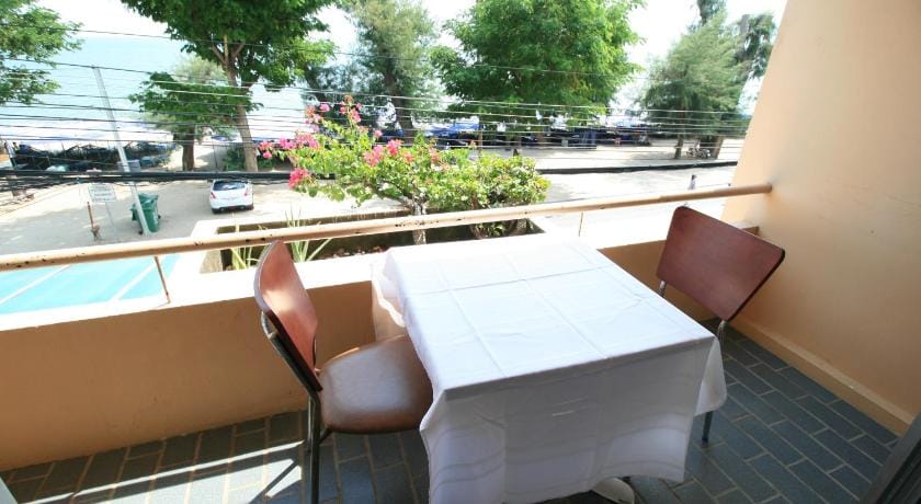 Beachfront Hotel Cha Am Bed and Breakfast in Thailand