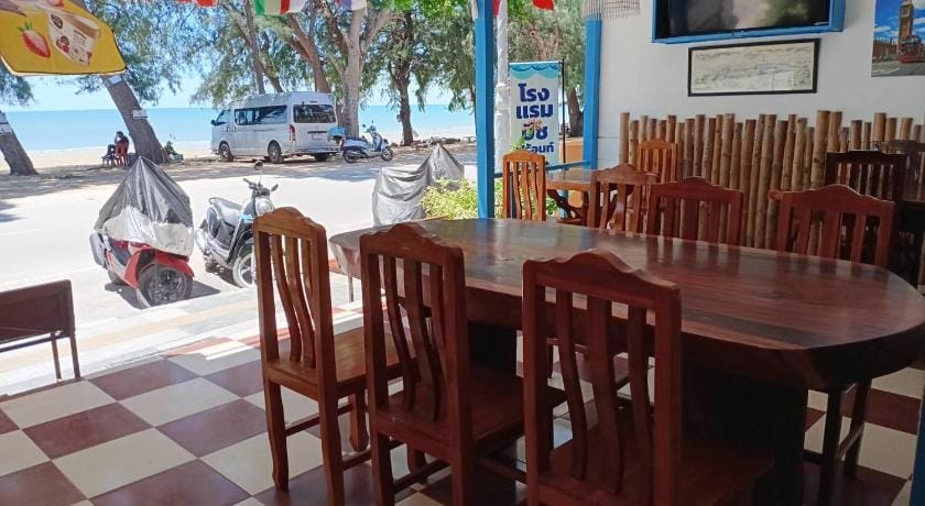Beachfront Hotel Cha Am Bed and Breakfast in Thailand