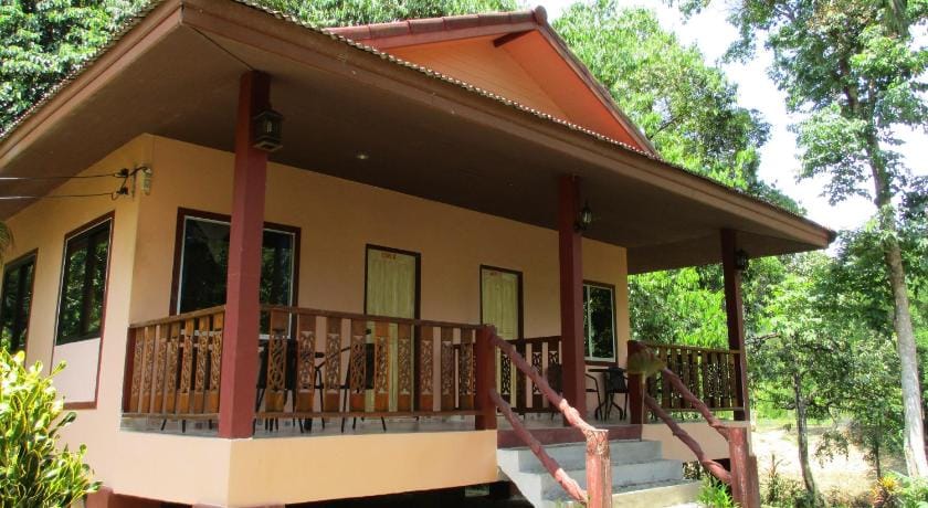 Khao Sok Island Resort Bed and Breakfast in Khlong Sok