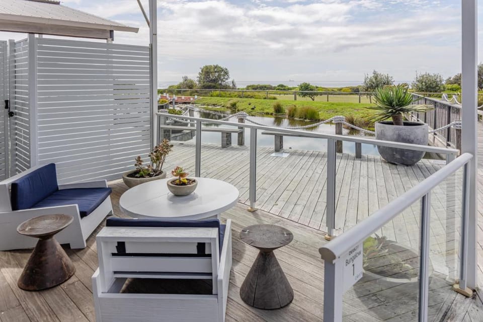 Caves Coastal Bar & Bungalows Hotel in Swansea