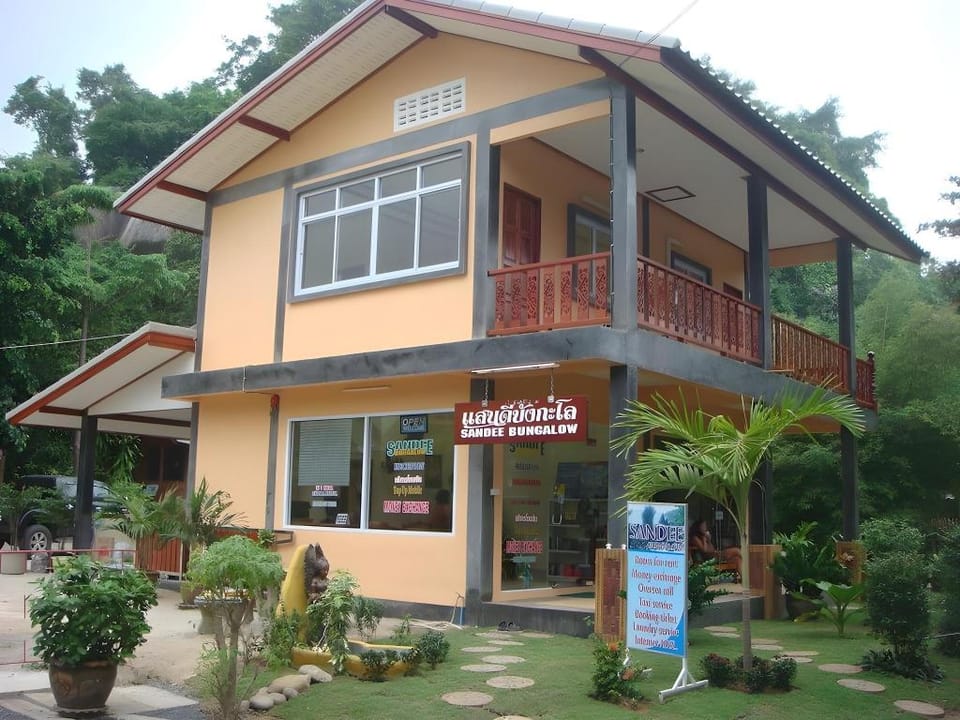 Sandee Bungalow Campground/ 
RV Resort in Ban Tai