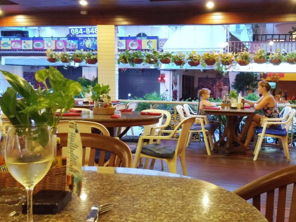 Karon Cafe Inn Hotel in Phuket