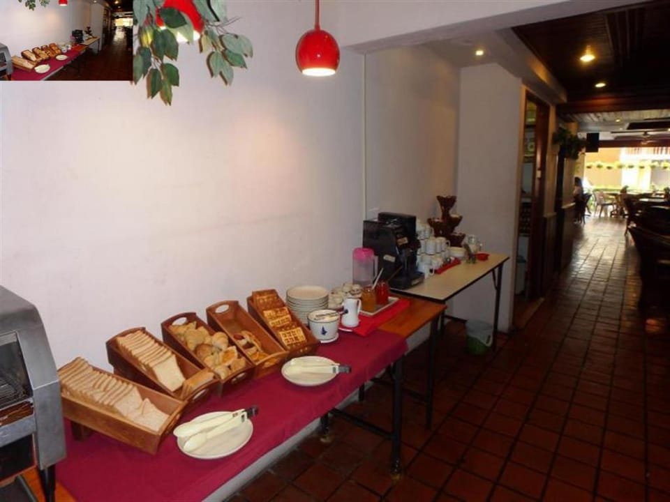 Karon Cafe Inn Hotel in Phuket
